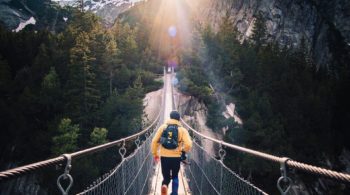 Mann rennt über Brücke in die Freiheit ohne Stress durch heartups.de Beziehungstipps