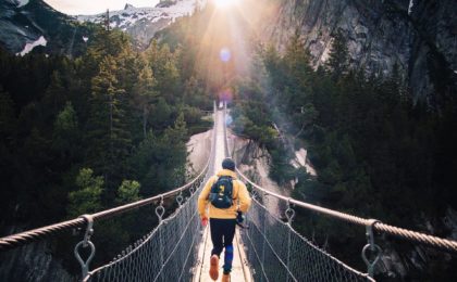 Mann rennt über Brücke in die Freiheit ohne Stress durch heartups.de Beziehungstipps