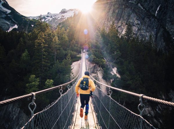 Mann rennt über Brücke in die Freiheit ohne Stress durch heartups.de Beziehungstipps