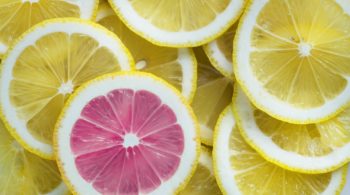 Eingefärbte Zitrone vor lauter gelben Zitronen zeigt die Individualität für guten Sex