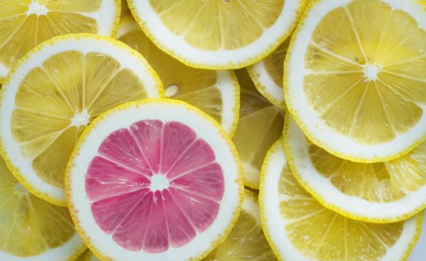 Eingefärbte Zitrone vor lauter gelben Zitronen zeigt die Individualität für guten Sex
