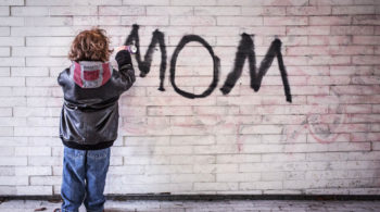 Kind schreibt mit Graffiti "Mama" auf Wand und drückt damit Schrei nach Liebe aus