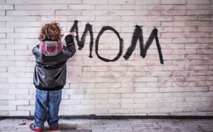 Kind schreibt mit Graffiti "Mama" auf Wand und drückt damit Schrei nach Liebe aus