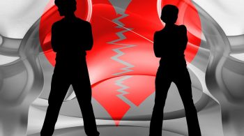 Gesunde Streitkultur zwei Menschen vor zerbrochenem Herz ohne Beziehungstipps