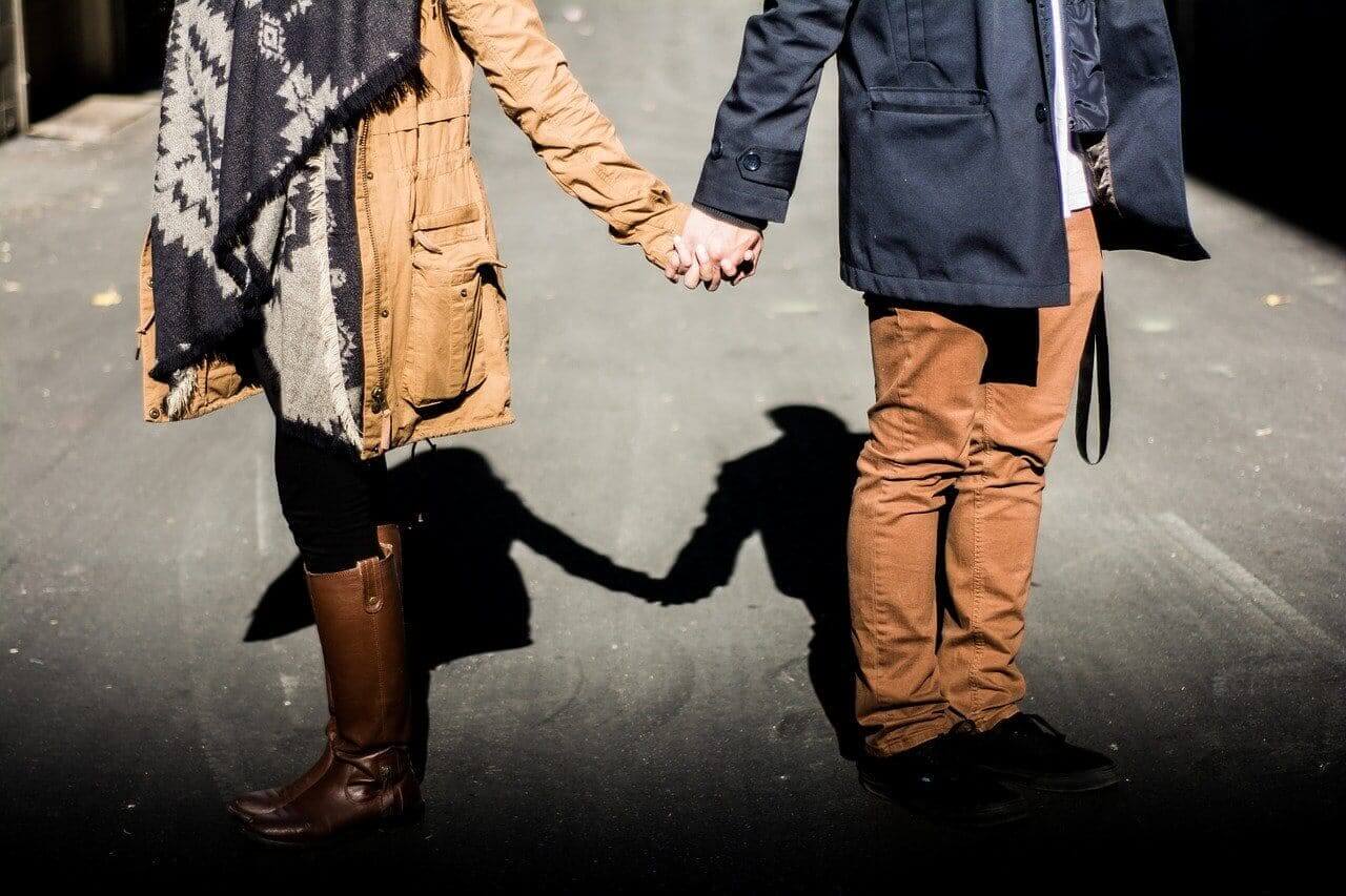 Händchen halten, Liebe und Respekt erlernen - Symbolbild