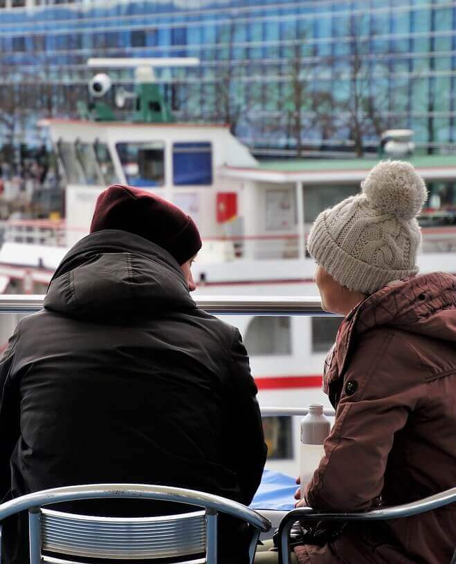 Paar im Gespräch auf Verkehrsschiff